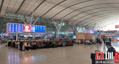 直击春运首日：火车站客流明显减少 爱心便条为