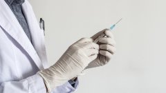 护士紧缺　英国征召3万名志愿者帮忙打疫苗