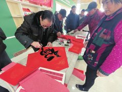 新葡萄平台8883app:大红纸 方块字 春联里共话农村发展新愿景