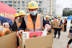 新金沙娱官方:这个春节留陕过年 | 工地上的家书与年夜饭~