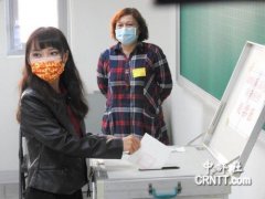 BET9会员登录线路:黄捷一大早投票　精心打扮希望获好运