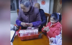 bg大游app:霸气外婆用筐装钱给大家发红包， 网友：还缺外孙不？