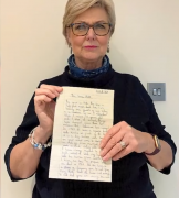 环球体育平台下载app:英国女子给客户翻新沙发，发现52年前学生