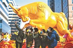 10bet手机版注册:金牛贺岁 市民“打卡”~