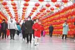 千亿体育是黑平台吗:【新春走基层】莱芜区广大市民来到广场、